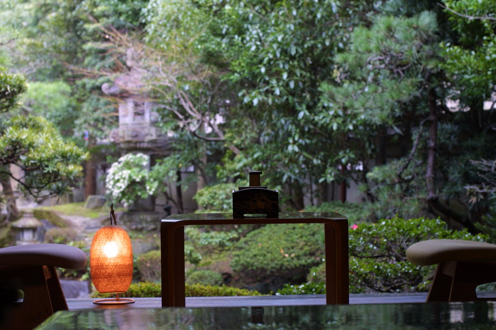 Ueji's garden and a stone lantern seen from a tatami room