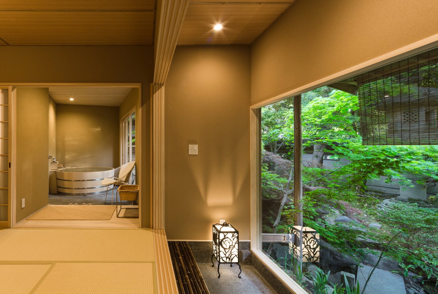 A HONKAN Main Building room with a hinoki cypress bath and garden view