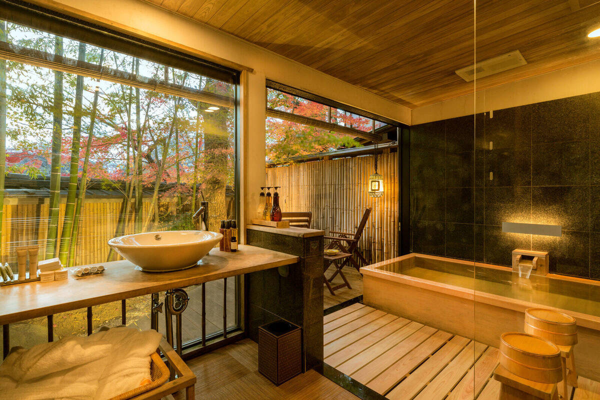 Kiku: hinoki cypress bath
