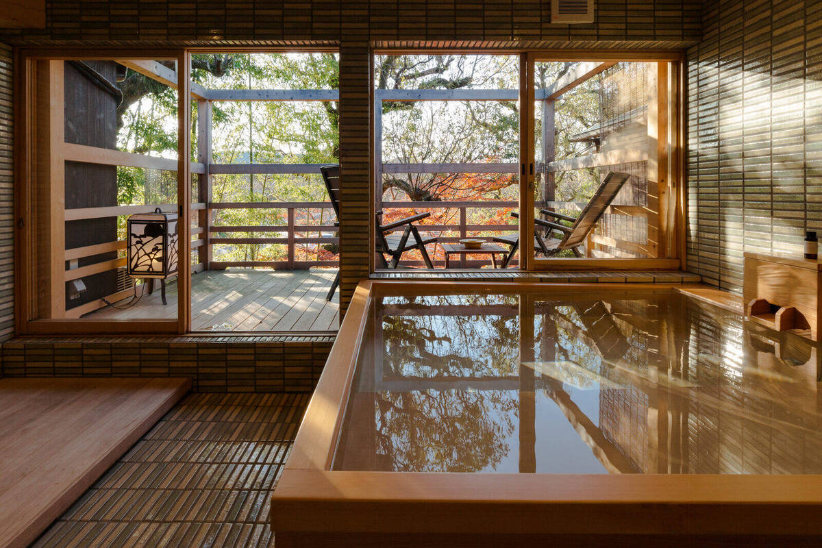 Tsurukame: semi-open-air bath in solid hinoki cypress